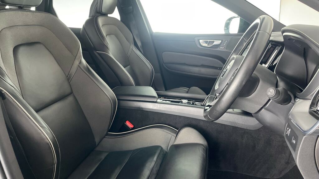 Volvo XC60 B4 Awd R-design Black #10