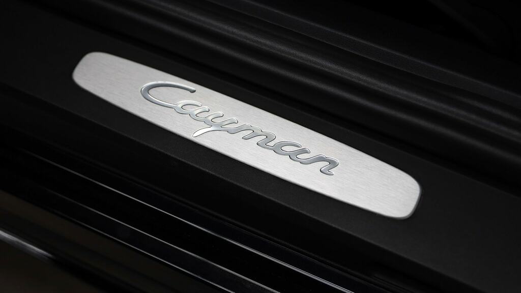 Porsche 718 Cayman Gt4 Black #22