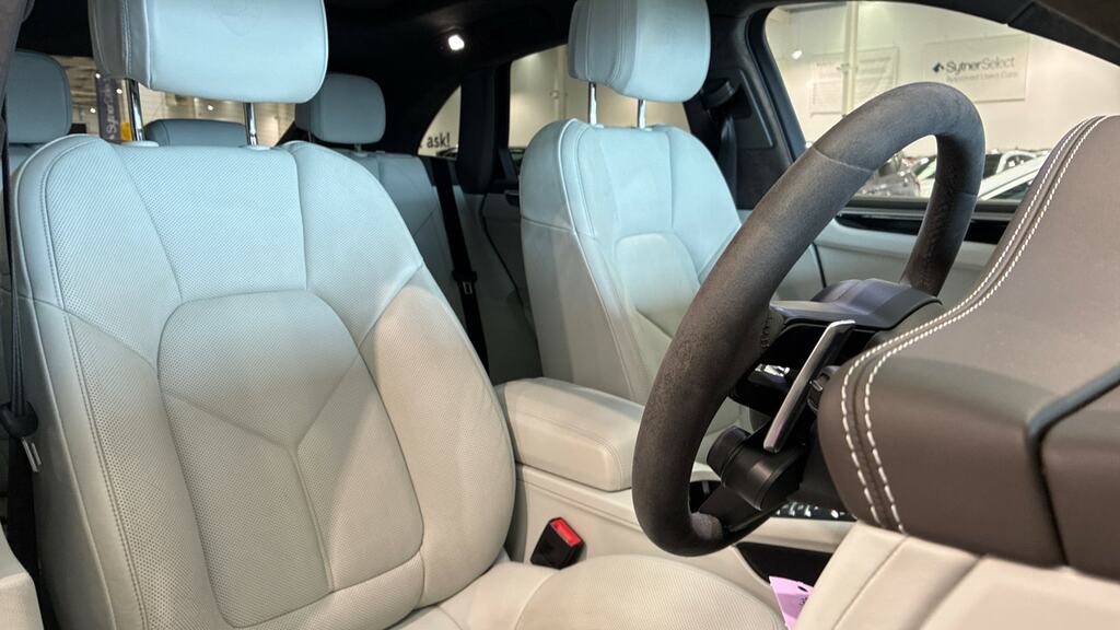 Porsche Macan Turbo Pdk Black #7