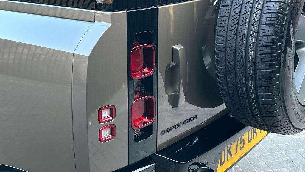 Land Rover Defender 130 X-dynamic Hse Black #19