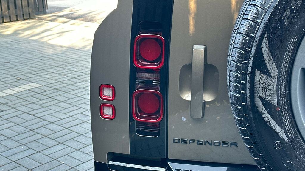 Land Rover Defender 130 X-dynamic Hse Black #26