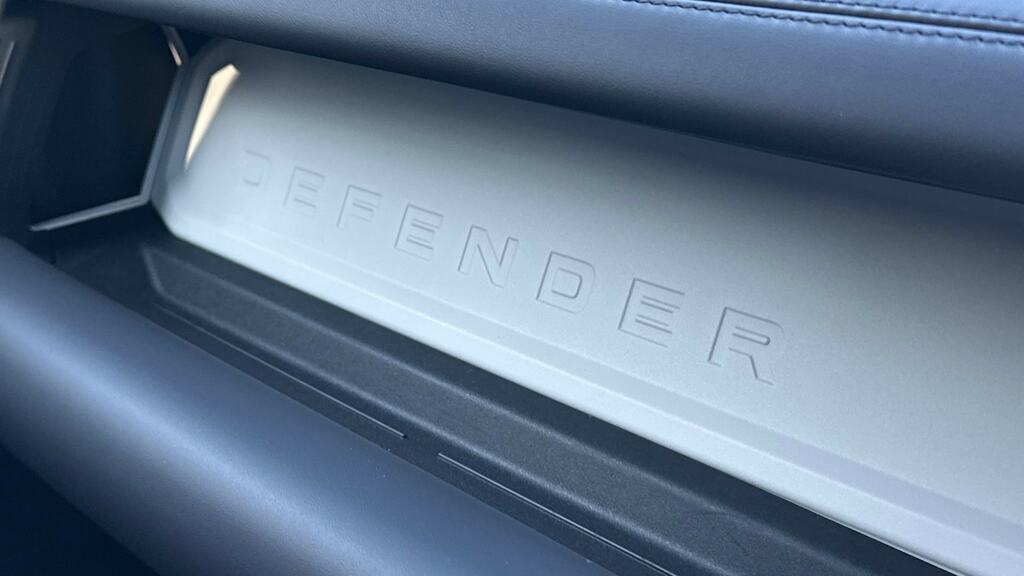 Land Rover Defender 130 X-dynamic Hse Black #31