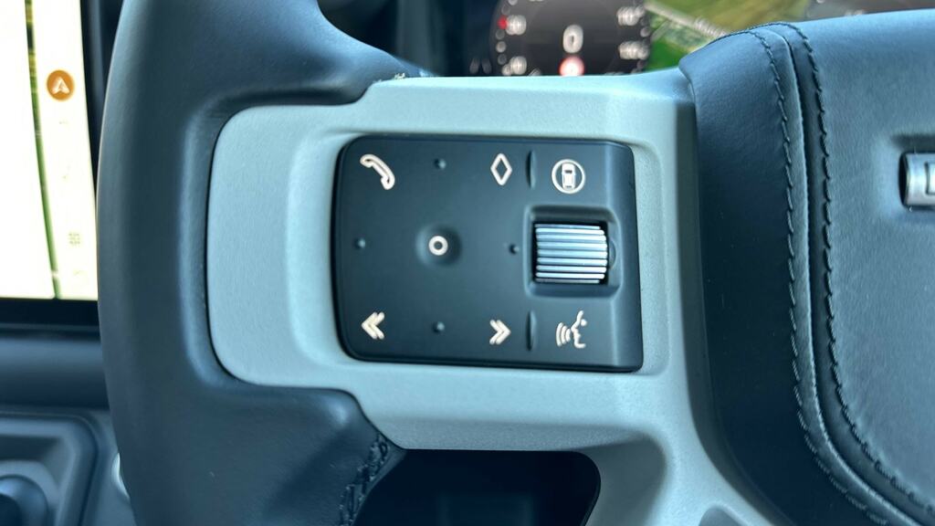 Land Rover Defender 130 X-dynamic Hse Black #35