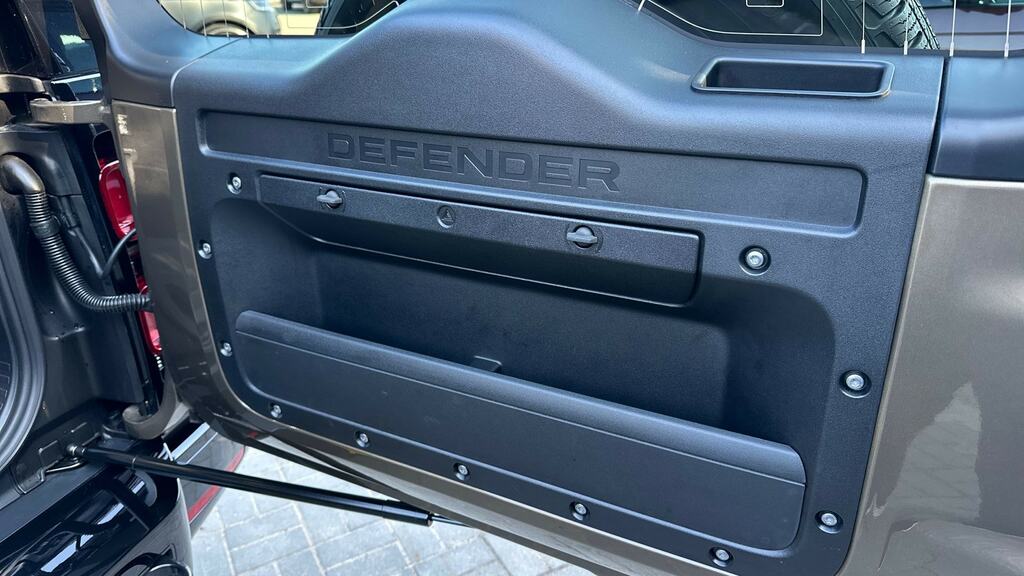 Land Rover Defender 130 X-dynamic Hse Black #27