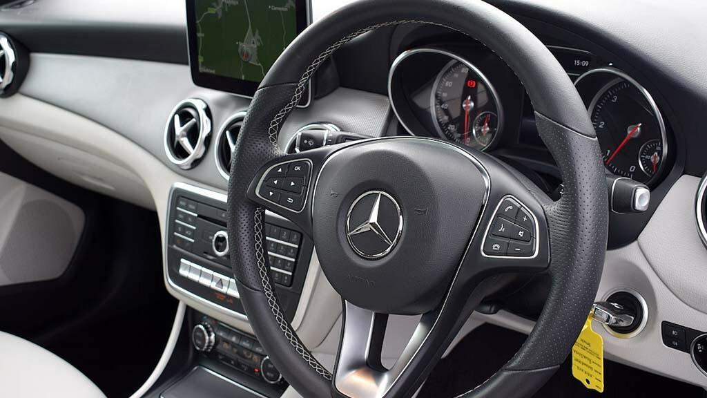 Mercedes-Benz GLA Class Gla 200D Sport Premium Plus Silver #3