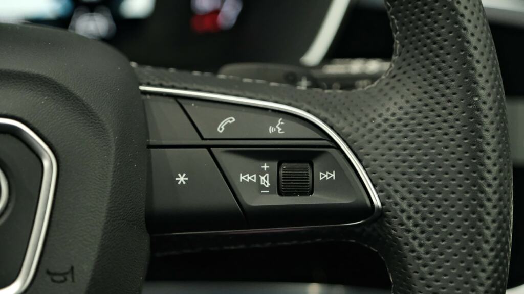 Audi Q3 Black Edition Black #18