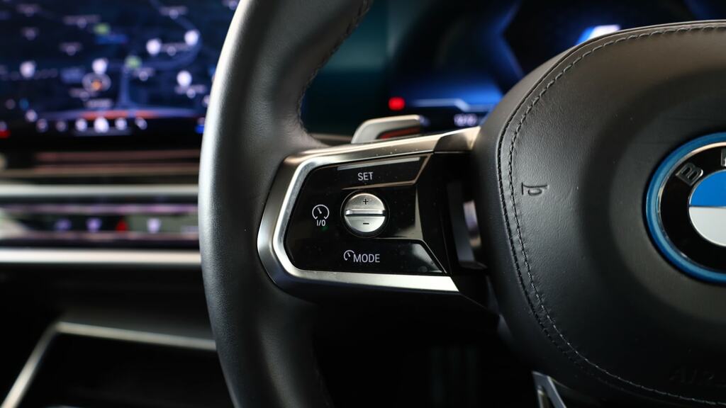 BMW i7 Excellence Black #17