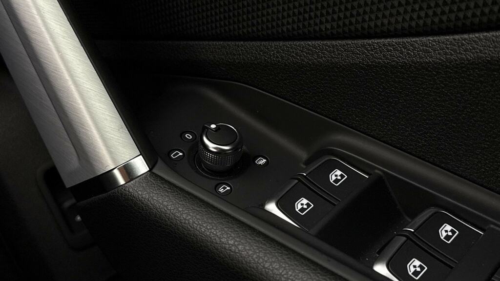 Audi Q2 Black Edition Black #24
