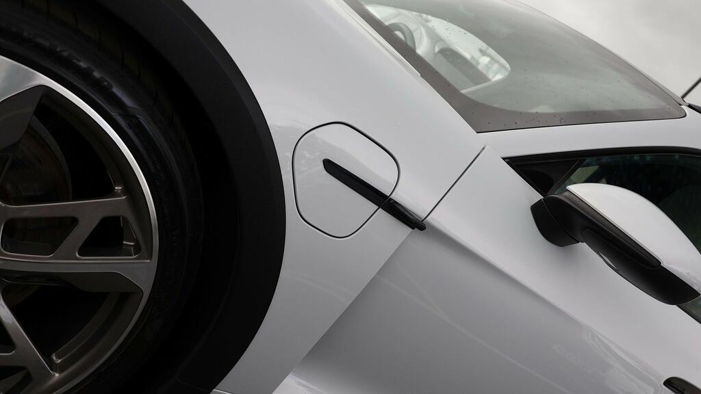 Porsche Taycan 4X2 White #26