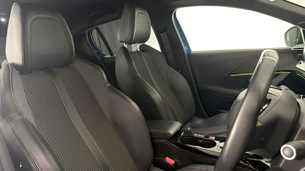 Peugeot e-208 Gt Black #10