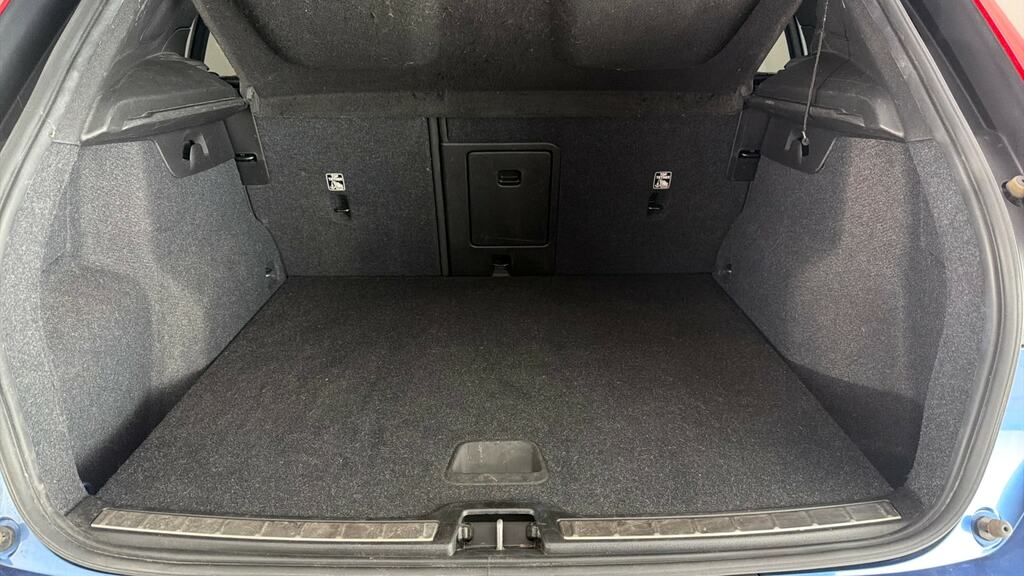 Volvo XC40 1.5L R-design Silver #22