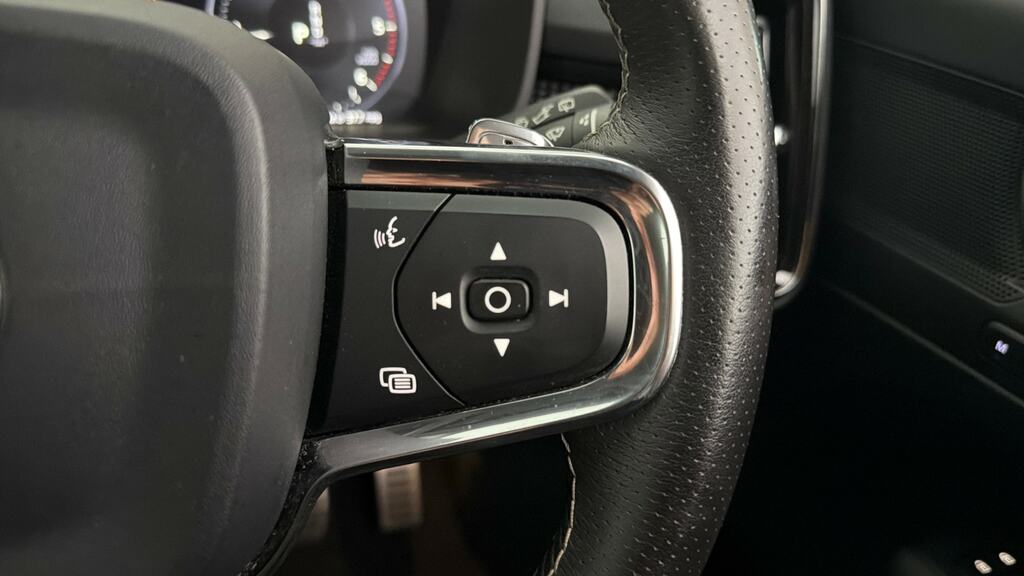 Volvo XC40 1.5L R-design Silver #18