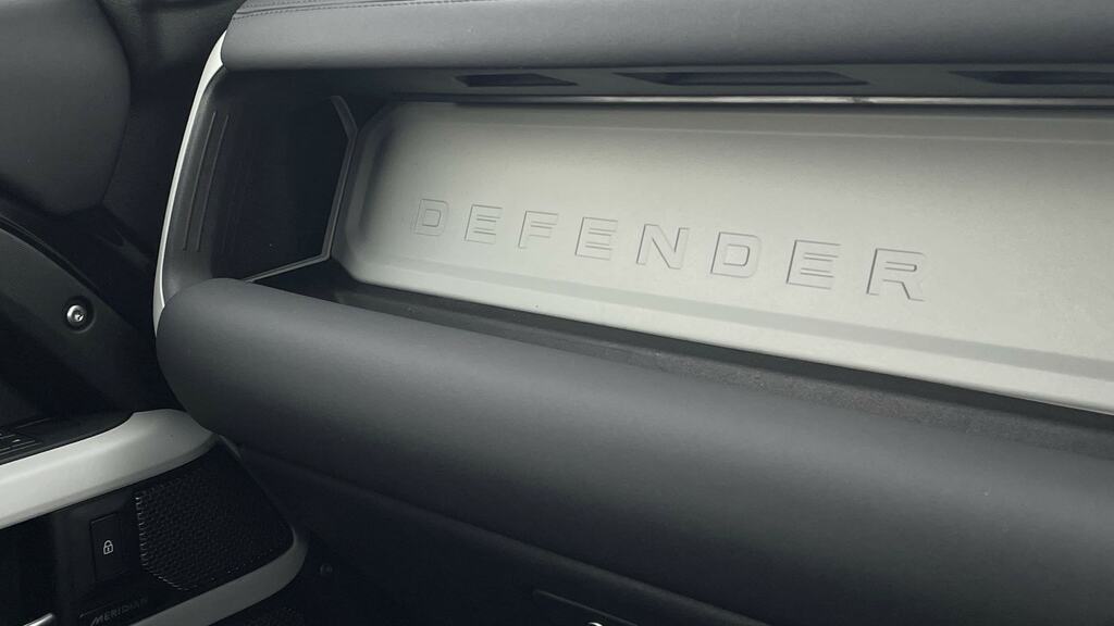 Land Rover Defender 110 Hse Black #26