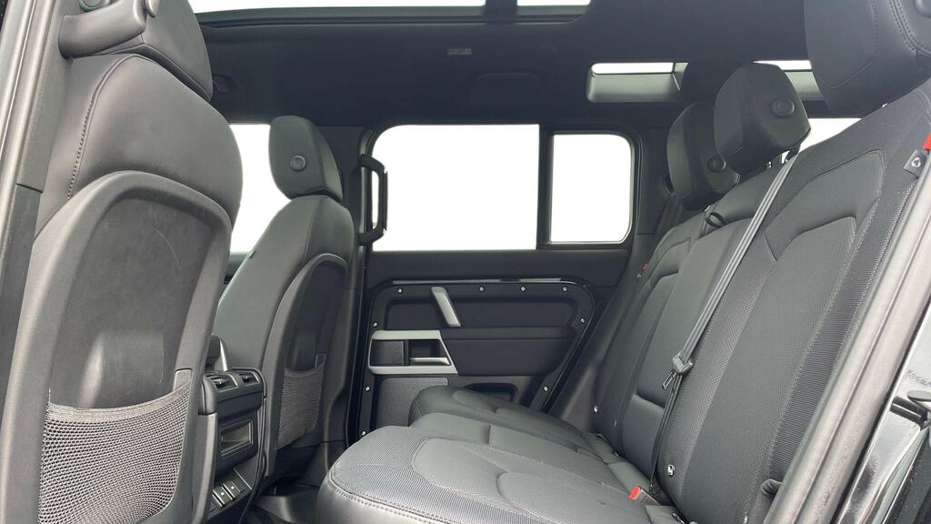 Land Rover Defender 110 2.0 P400e X-dynamic Se 110 Black #4