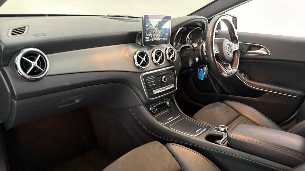 Mercedes-Benz GLA Class Gla 180 Urban Edition White #11
