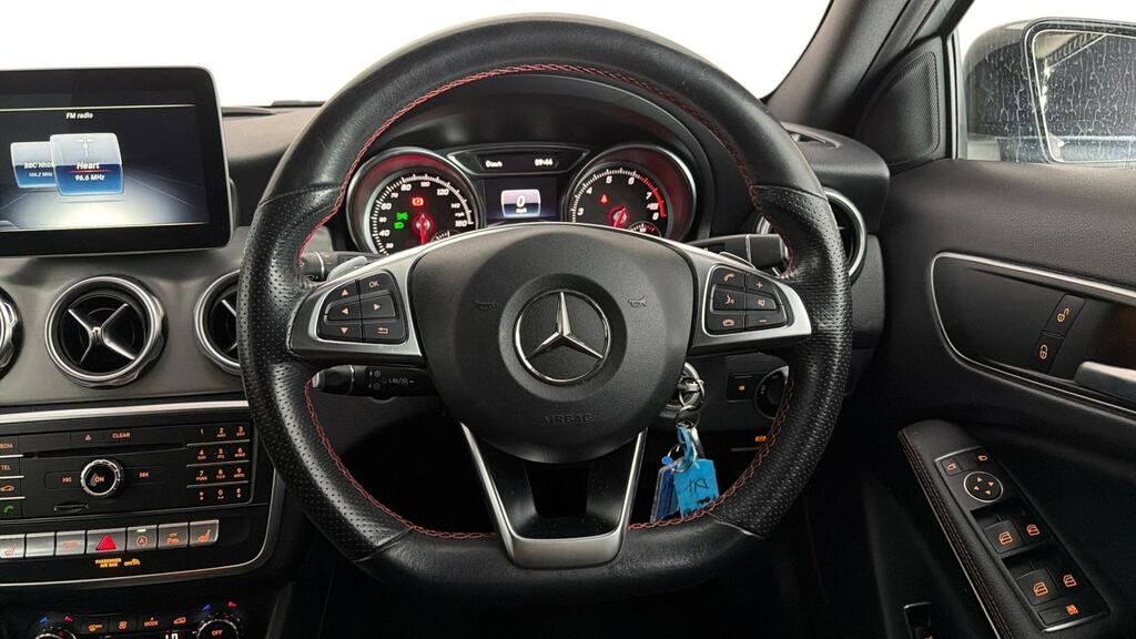 Mercedes-Benz GLA Class Gla 180 Urban Edition White #8