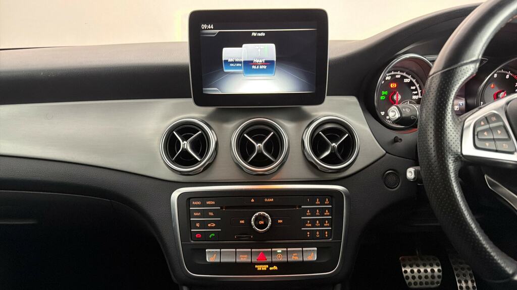 Mercedes-Benz GLA Class Gla 180 Urban Edition White #7