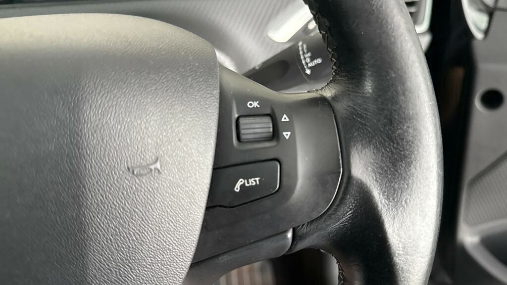 Peugeot 208 1.2 Puretech 82 Black Edition White #18