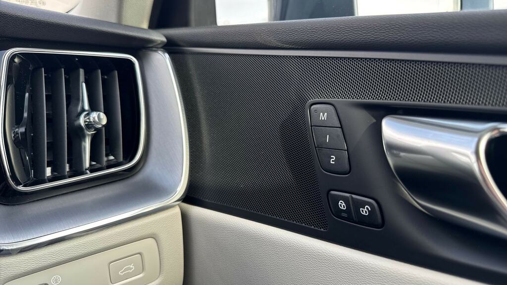 Volvo XC60 Plus Black #44