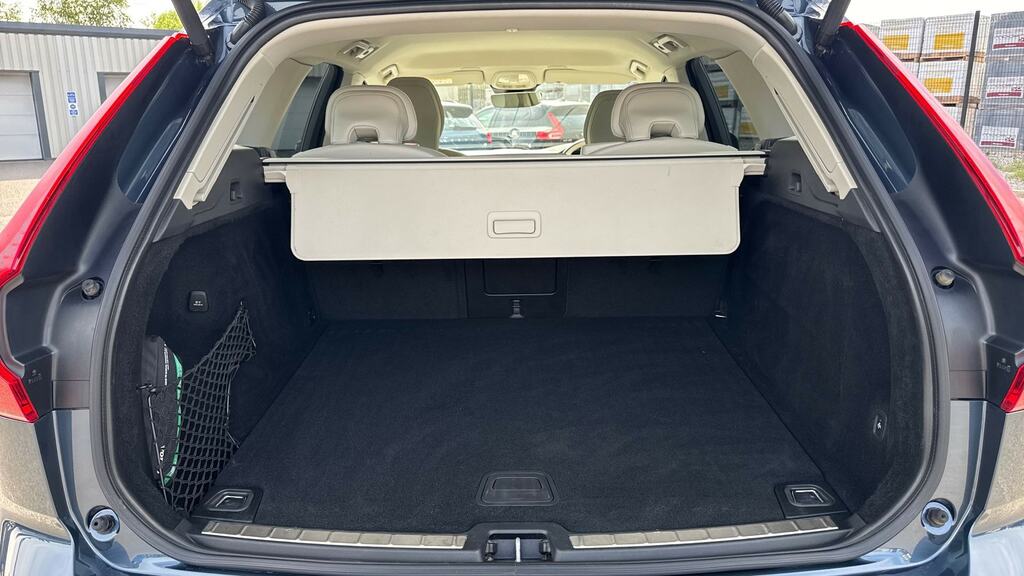 Volvo XC60 Plus Black #17