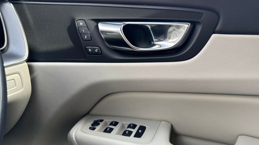 Volvo XC60 Plus Black #15