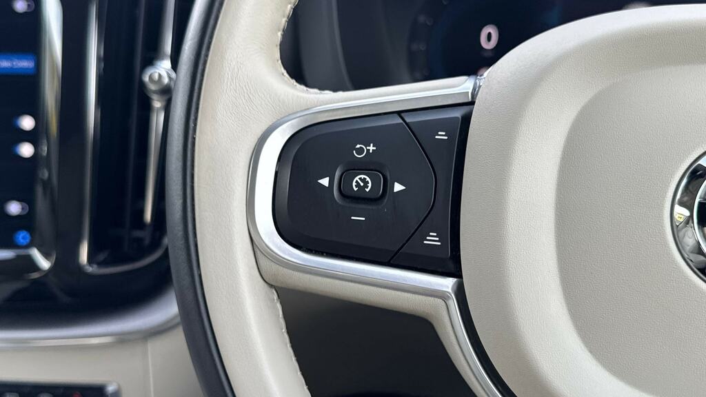 Volvo XC60 Plus Black #18