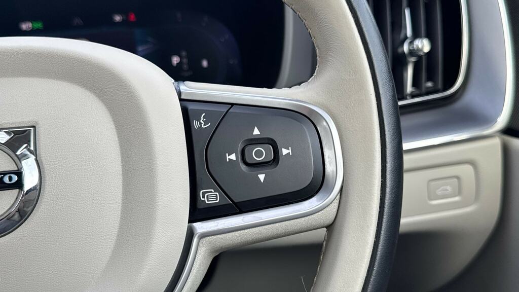 Volvo XC60 Plus Black #19