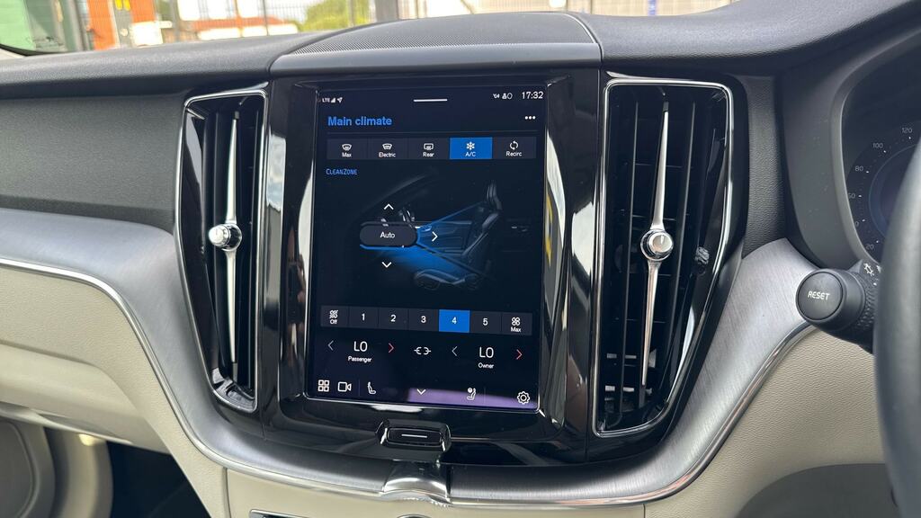 Volvo XC60 Plus Black #35