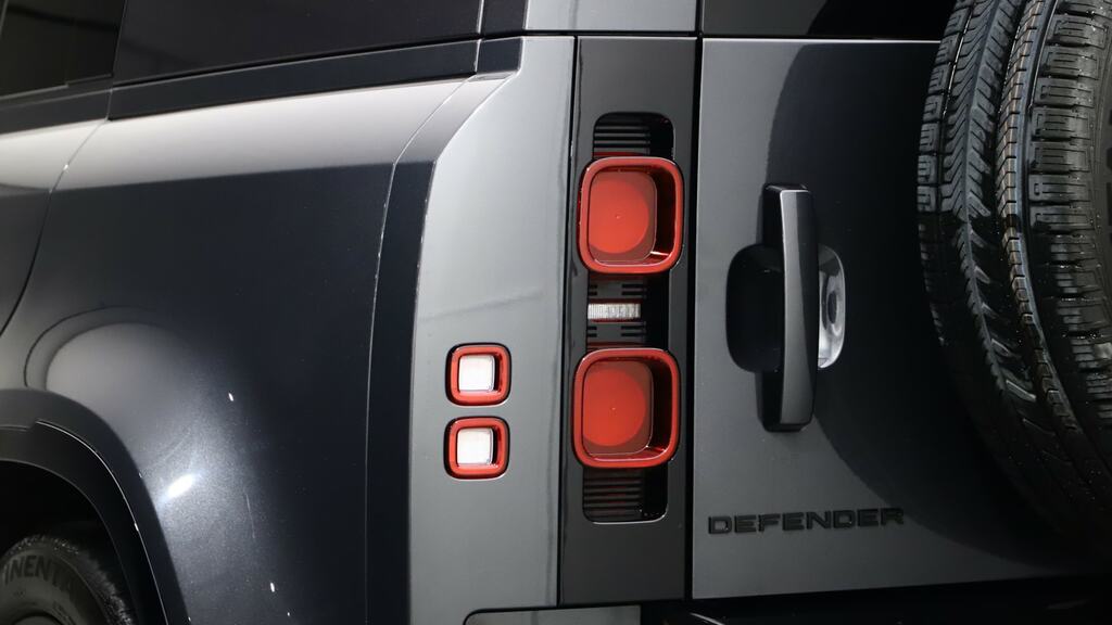 Land Rover Defender 110 X-dynamic Hse Black #18