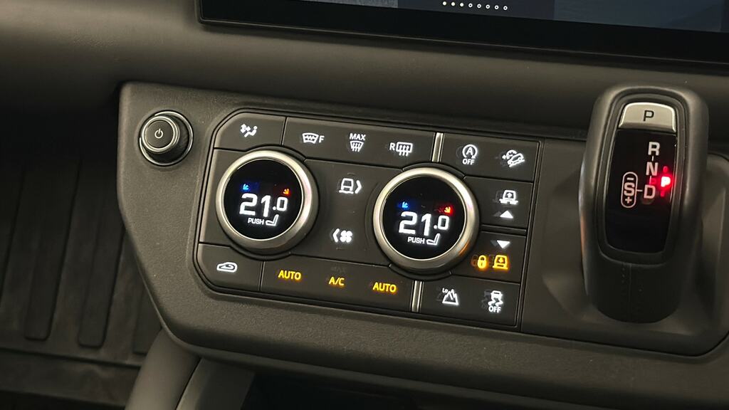Land Rover Defender 110 X-dynamic Hse Black #23