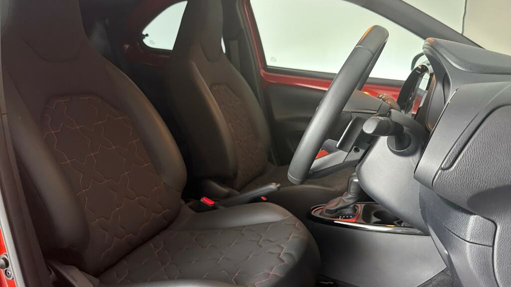 Toyota Aygo X Vvt-i Edge Red #10