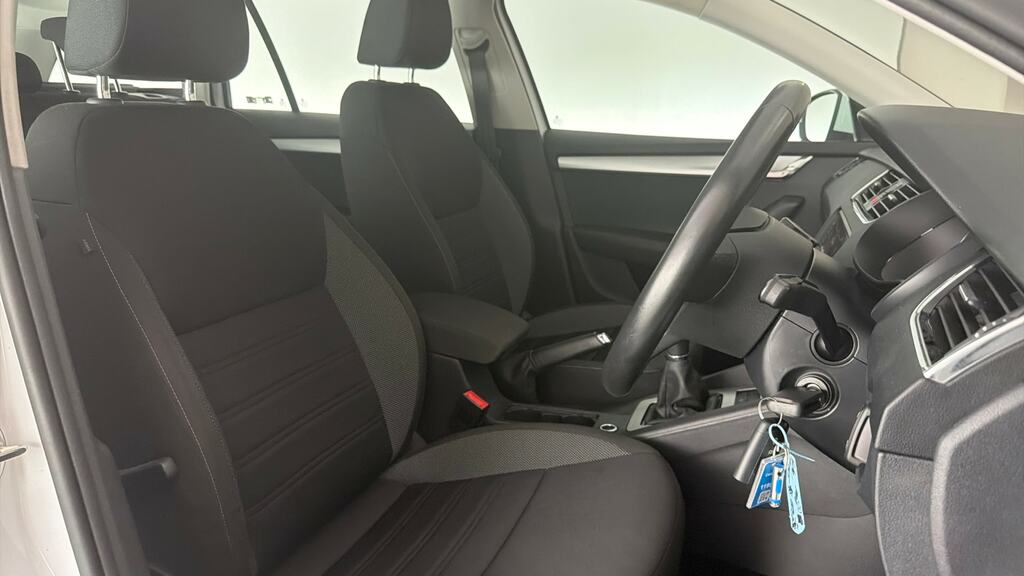 Skoda Octavia 1.5 Tsi Se Drive Silver #10
