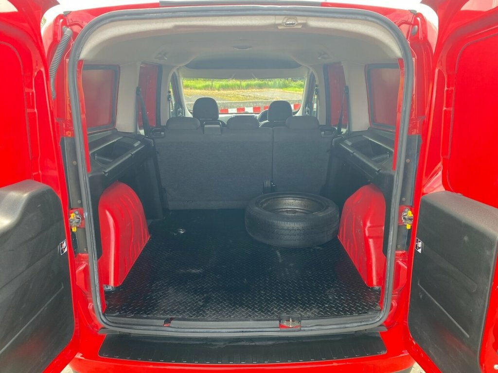 Vauxhall Combo 1.3L Sportive Red #6