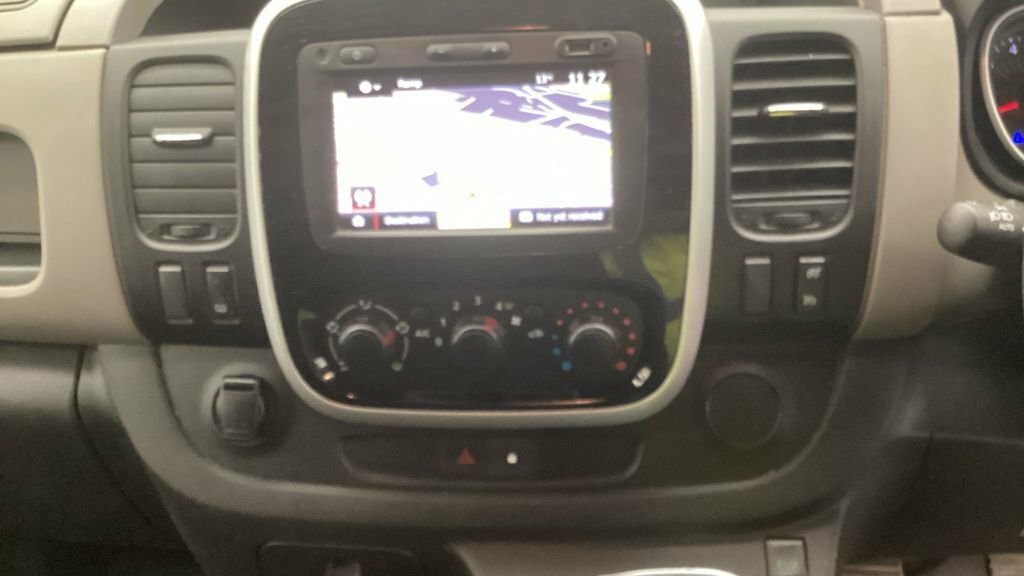 Renault Trafic 2L Sport Nav Black #8