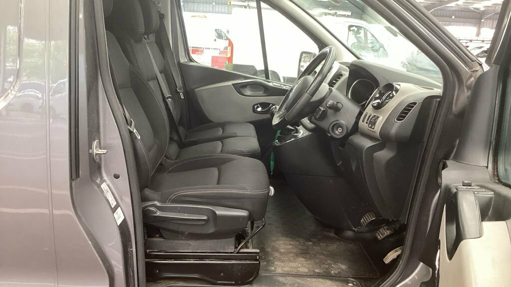 Renault Trafic 2L Sport Nav Black #7