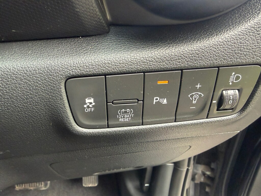 Hyundai Kona Premium Red #24