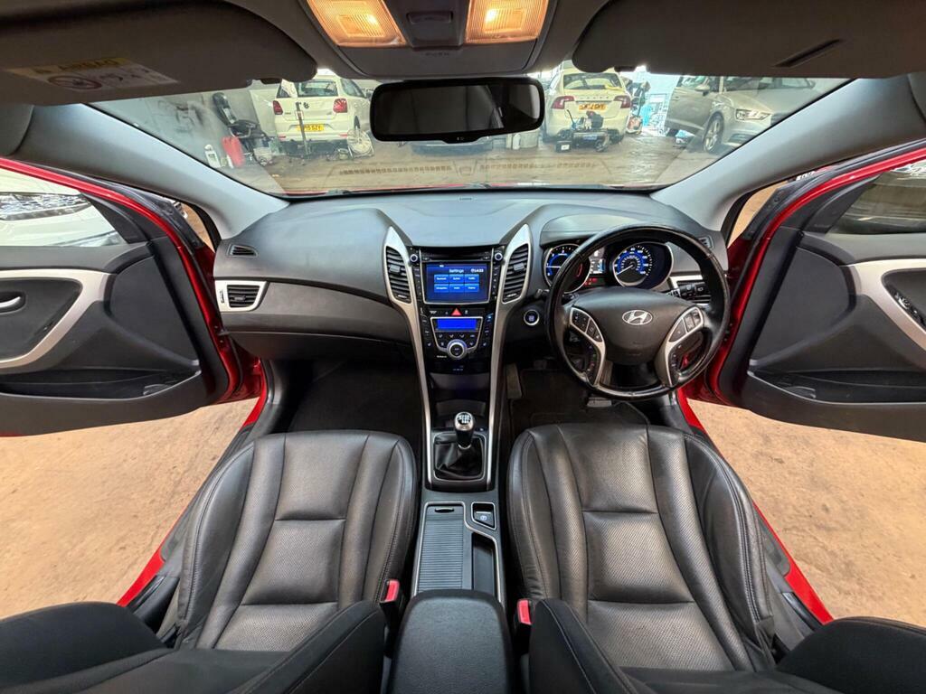 Hyundai I30 1.6 Crdi Blue Drive Premium Euro 6 S S Red #2