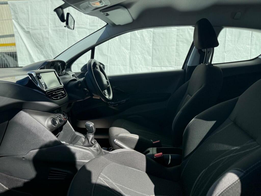 Peugeot 208 Hatchback White #36