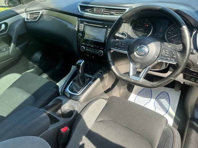 Nissan Qashqai Dig-t N-connecta Suv PX18WAA Red #2