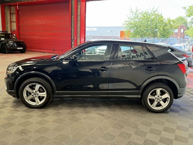 Audi Q2 Automatic Black #4