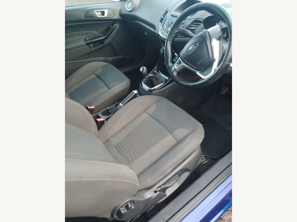 Ford Fiesta 1.25 Studio Red #4