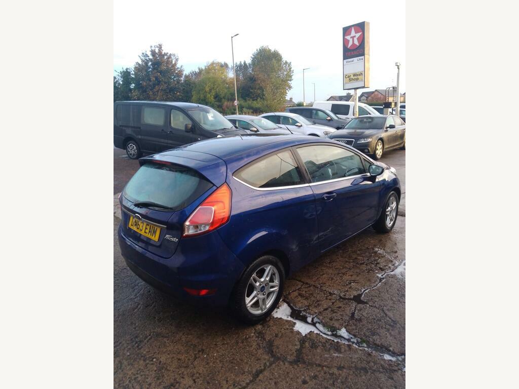 Ford Fiesta 1.25 Studio Red #2