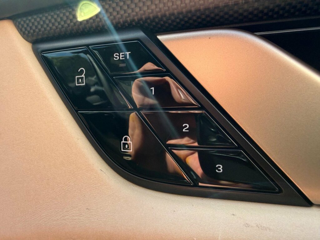 Porsche Taycan 4S 93Kwh Silver #32