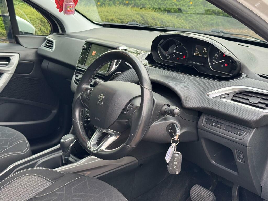 Peugeot 2008 Active White #3