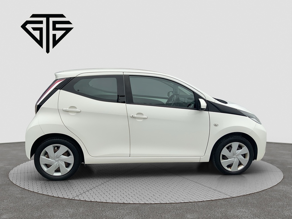 Toyota Aygo Vvt-i X-play White #2