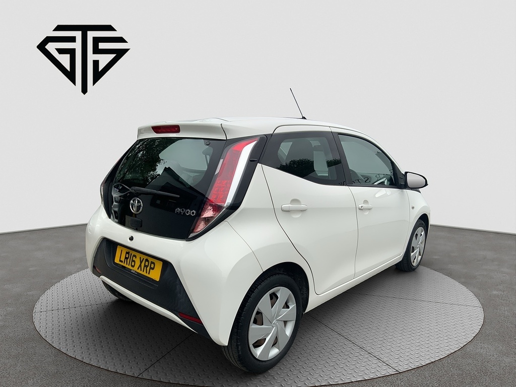Toyota Aygo Vvt-i X-play White #3