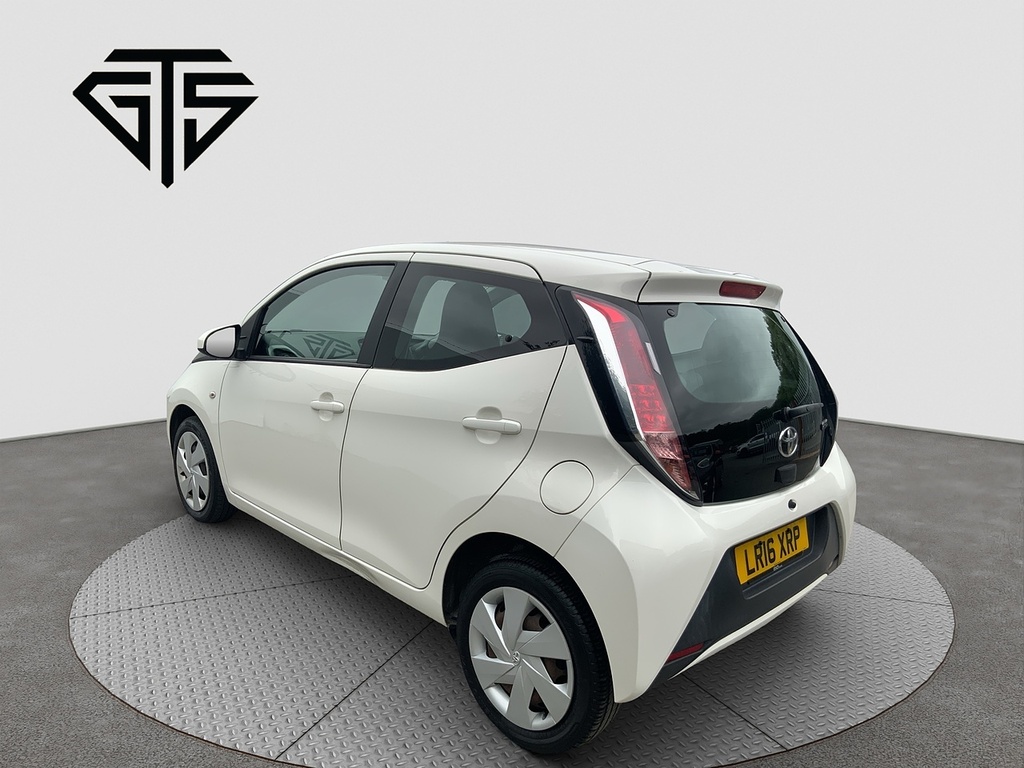 Toyota Aygo Vvt-i X-play White #5
