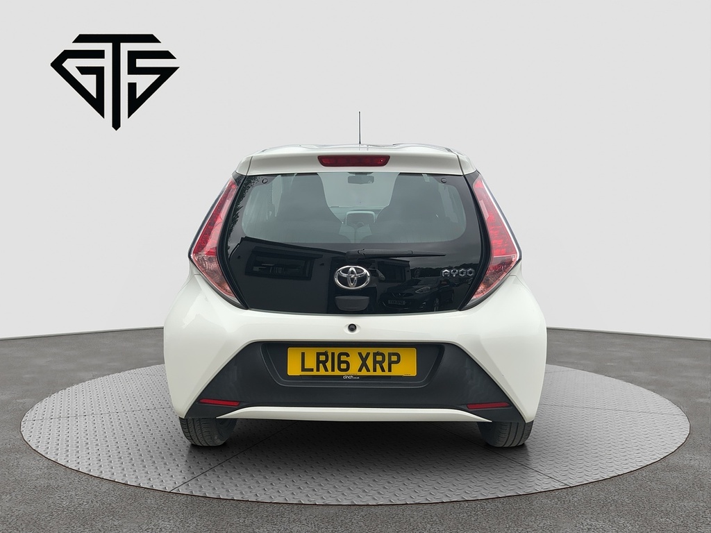 Toyota Aygo Vvt-i X-play White #4