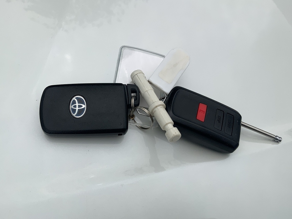Toyota Voxy Mpv White #24