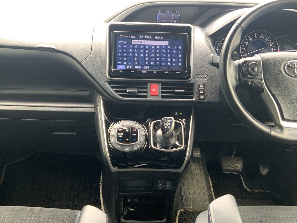 Toyota Voxy Mpv White #16